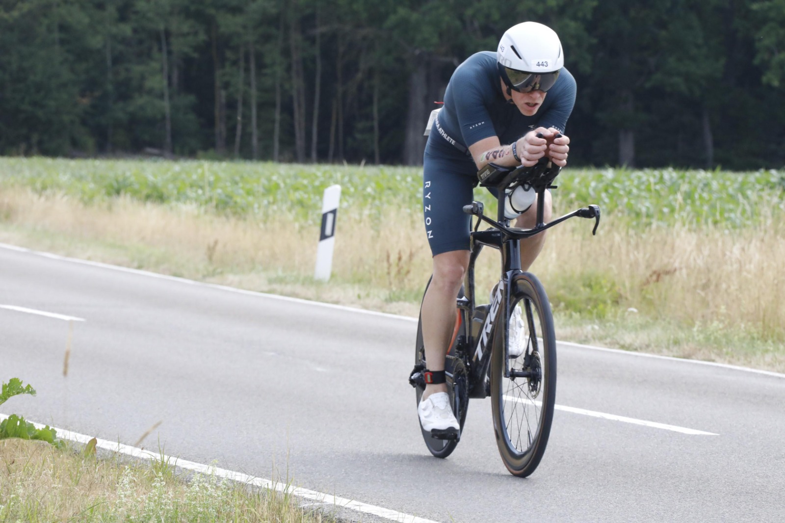 Sam op de tijdritfiets langs de velden