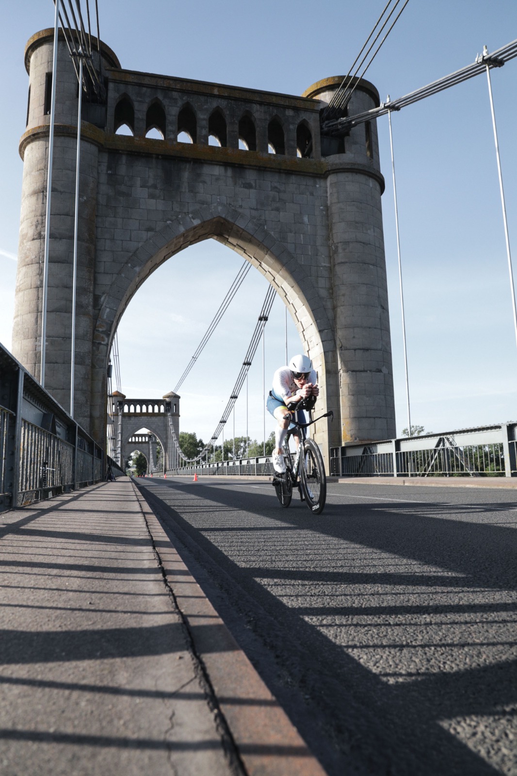 Sam De Knop in tijdritpositie op een brug